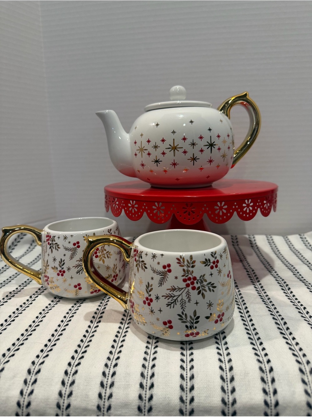 Harry And David Christmas Tea Pot And 2 Matching Cups Red & gold